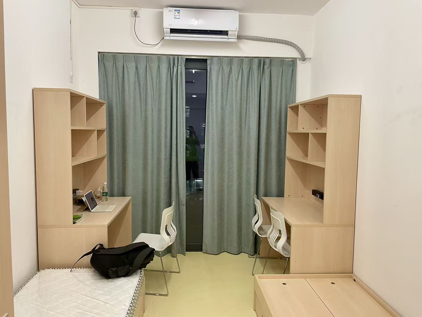 宿舍还有空房间的年代，我讨厌跟很多人晚自习就逃来这里