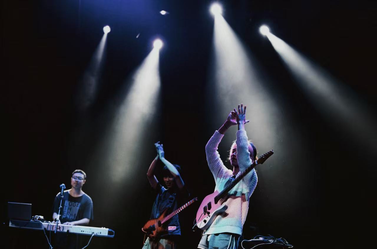 摄于SGT Semi-Final 2023带观众打七拍，玩音乐的时候是最开心的时候